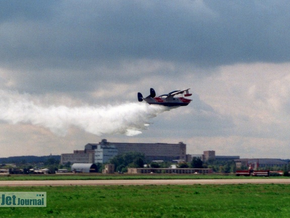 Berijew Be-12P beim Wasserabwurf (2657 visitas) Analogfoto 1999 Berijew Be-12P beim Wasserabwurf