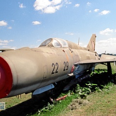 771 rot / 22+29 schwarz, MiG-21PFM/SPS, ex. LSK der NVA (просмотров: 2122) Analogfoto 1998, Dermsdorf/Kölleda 771 rot / 22+29 schwarz, MiG-21PFM/SPS, ex. LSK der NVA
