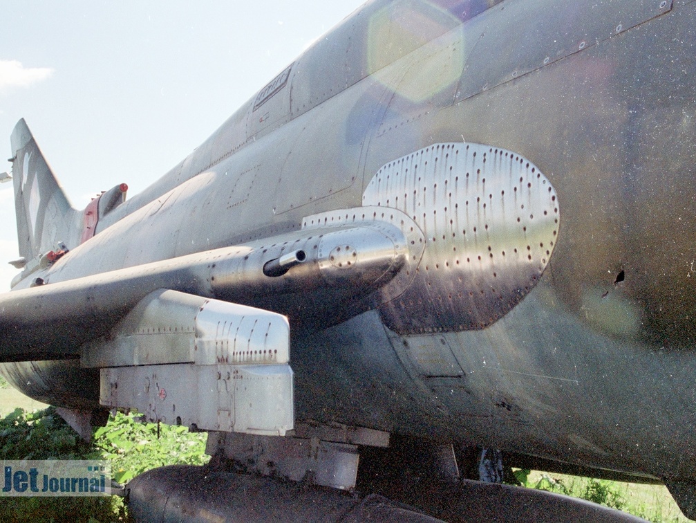682 rot, Su-22M4. ex. LSK der NVA, Tragflächenwurzel (2395 visitas) Analogfoto 1998, Dermsdorf/Kölleda 682 rot, Su-22M4. ex. LSK der NVA, Tragflächenwurzel