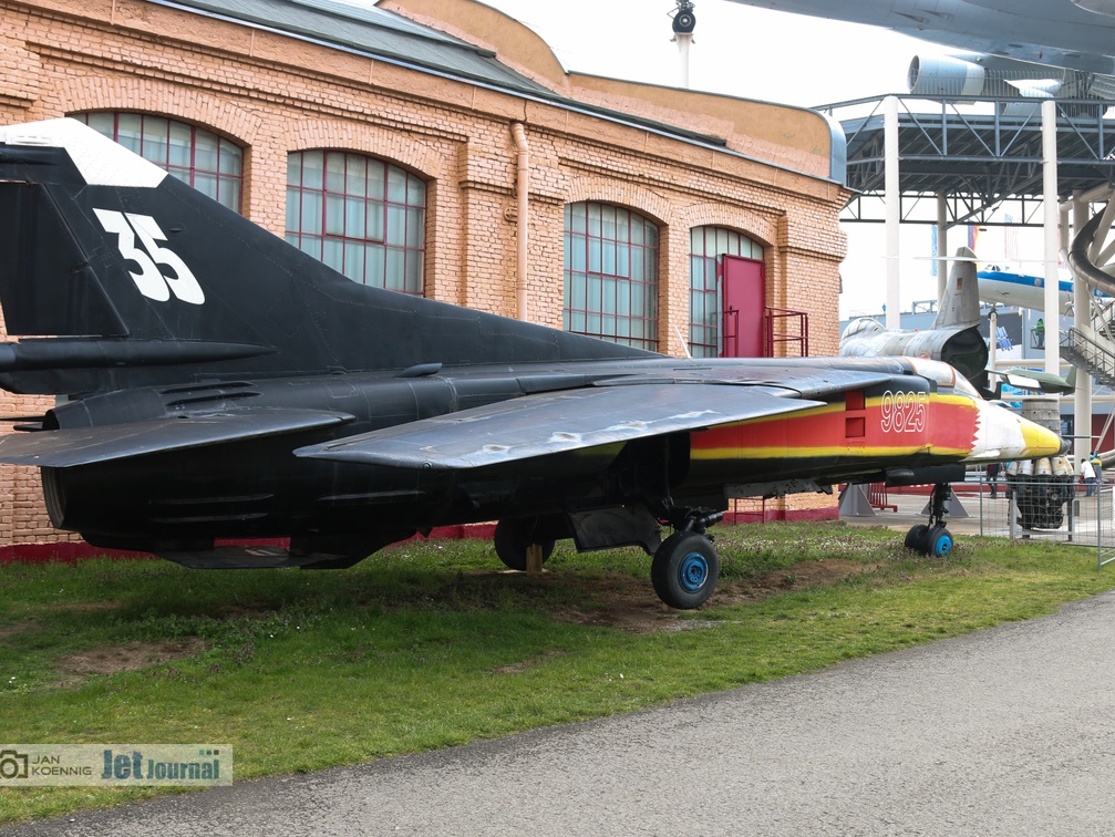 705 rot ex. NVA, 20-49 ex. BW, false 9825, MiG-23BN (2527 Besuche) 705 rot ex. NVA, 20-49 ex. BW, false 9825, MiG-23BN