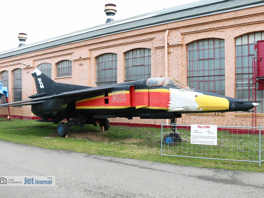 705 rot ex. NVA, 20-49 ex. BW, false 9825, MiG-23BN (2716 Besuche) 705 rot ex. NVA, 20-49 ex. BW, false 9825, MiG-23BN