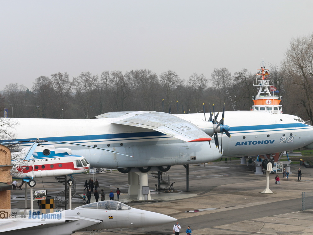 UR-64460, An-22 (1669 visitas) UR-64460, An-22