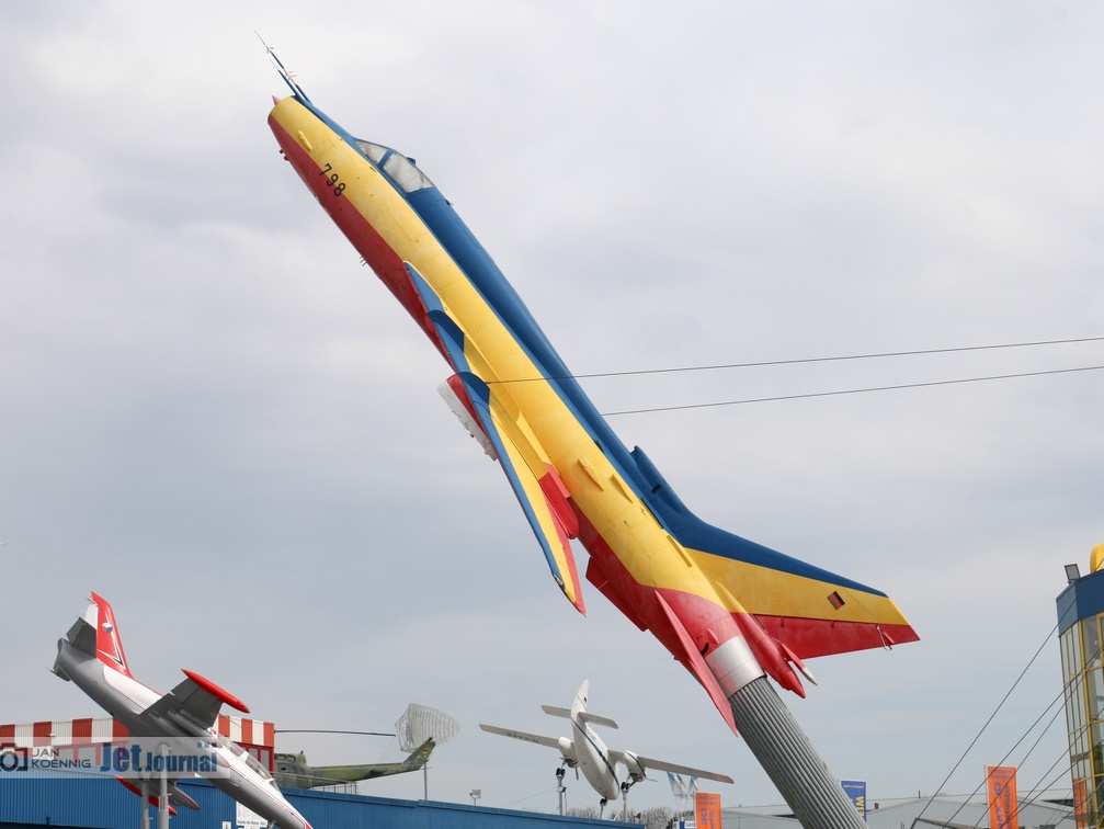 798 fake, ex. 704 rot LSK/NVA, Su-22M4 (2341 visits) 798 fake, ex. 704 rot LSK/NVA, Su-22M4