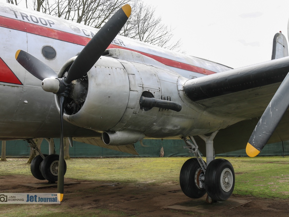 44-9063, C-54 Skymaster, Triebwerk und Hauptfahrwerk (1396 Besuche) 44-9063, C-54 Skymaster, Triebwerk und Hauptfahrwerk
