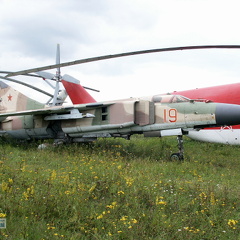 MiG-23ML, 19 rot (2402 Besuche) Instruktionsflugzeug fuer (nicht WV) auslaendische Kunden (?), da Wartungsbeschriftungen auf Englisc... MiG-23ML, 19 rot