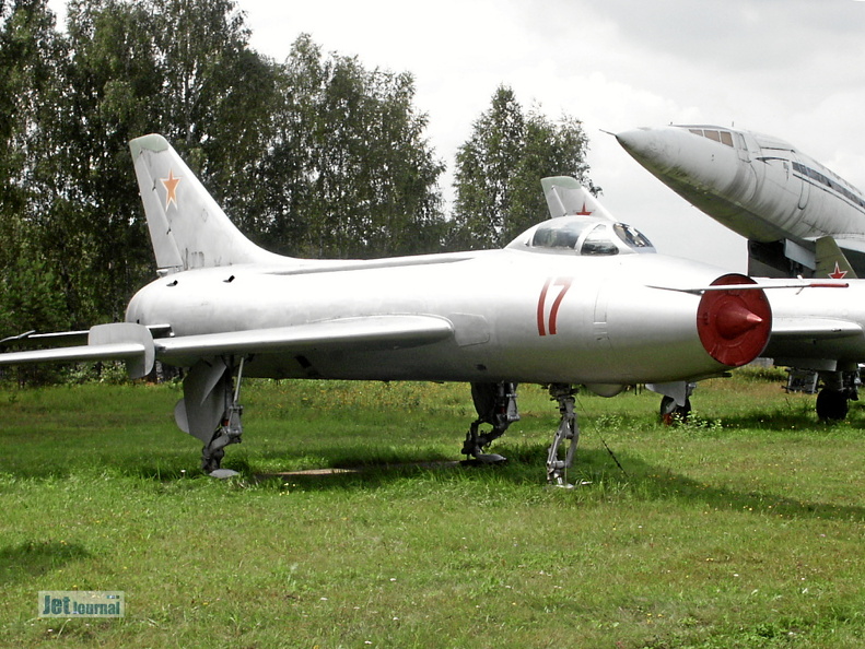 Suchoi Su-7BKL, 17 rot (2182 visitas) Monino 2003, dieses Flugzeug ist mit einem Kufenfahrwerk ausgestattet Suchoi Su-7BKL, 17 rot