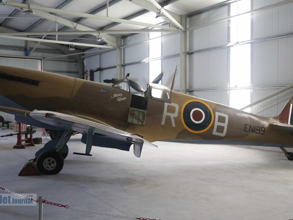 EN199 R-B, Supermarine Spitfire LF Mk. IX, Royal Air Force (887 відвідувань) EN199 R-B, Supermarine Spitfire LF Mk. IX, Royal Air Force