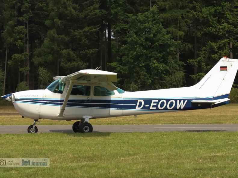 D-EOOW, Reims-Cessna F172N (3562 visite) Du kannst eine Datei zu diesem Foto zur eigenen Verwendung erwerben:
Klicke hier, um die Webseite ... D-EOOW, Reims-Cessna F172N