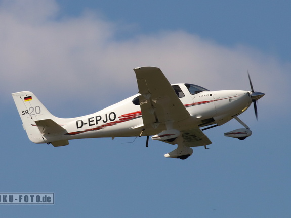 D-EPJO, Cirrus SR-20 (376 visites) Du kannst eine Datei zu diesem Foto zur eigenen Verwendung erwerben: 
Klicke hier, um die Webseite ... D-EPJO, Cirrus SR-20